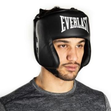 Everlast Core hoofdbeschermer zwart – schuin vooraanzicht gedragen door een model