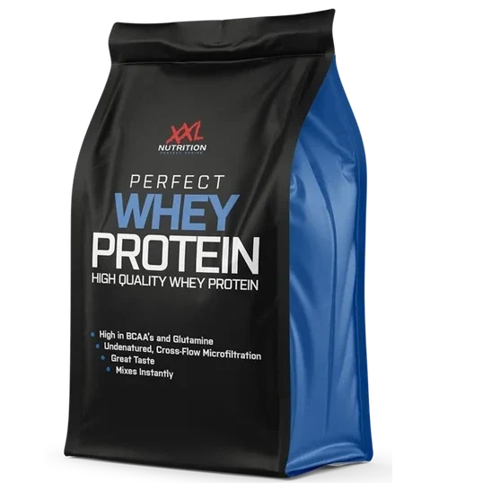 Zak wheyproteïne XXL Nutrition Perfect Whey in een zwarte en blauwe verpakking, met witte en blauwe opdruk en hersluitbare sluiting.