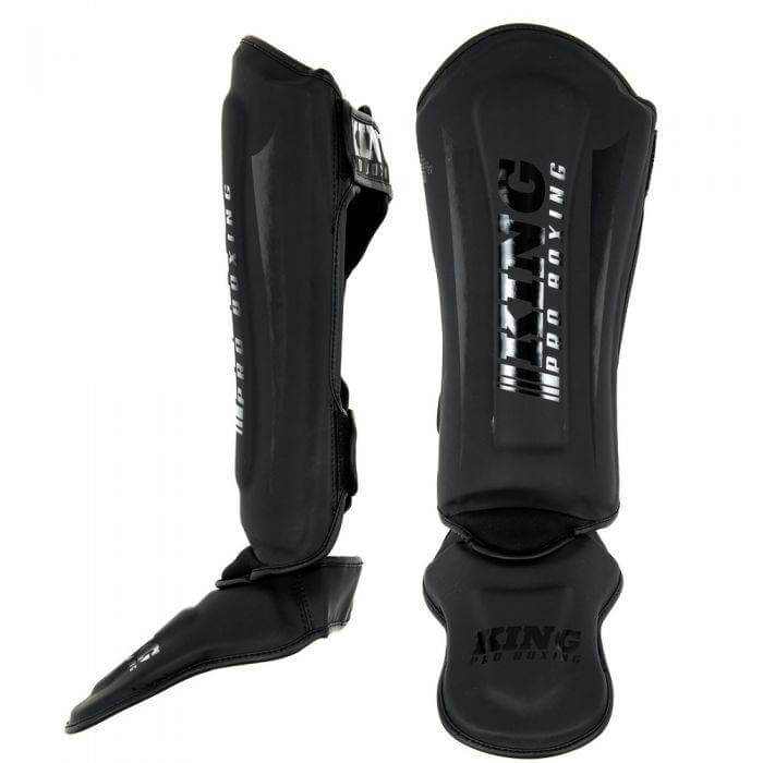 King Pro Boxing Revo 4 zwarte scheenbeschermers van premium synthetisch leer voor Muay Thai en kickboksen