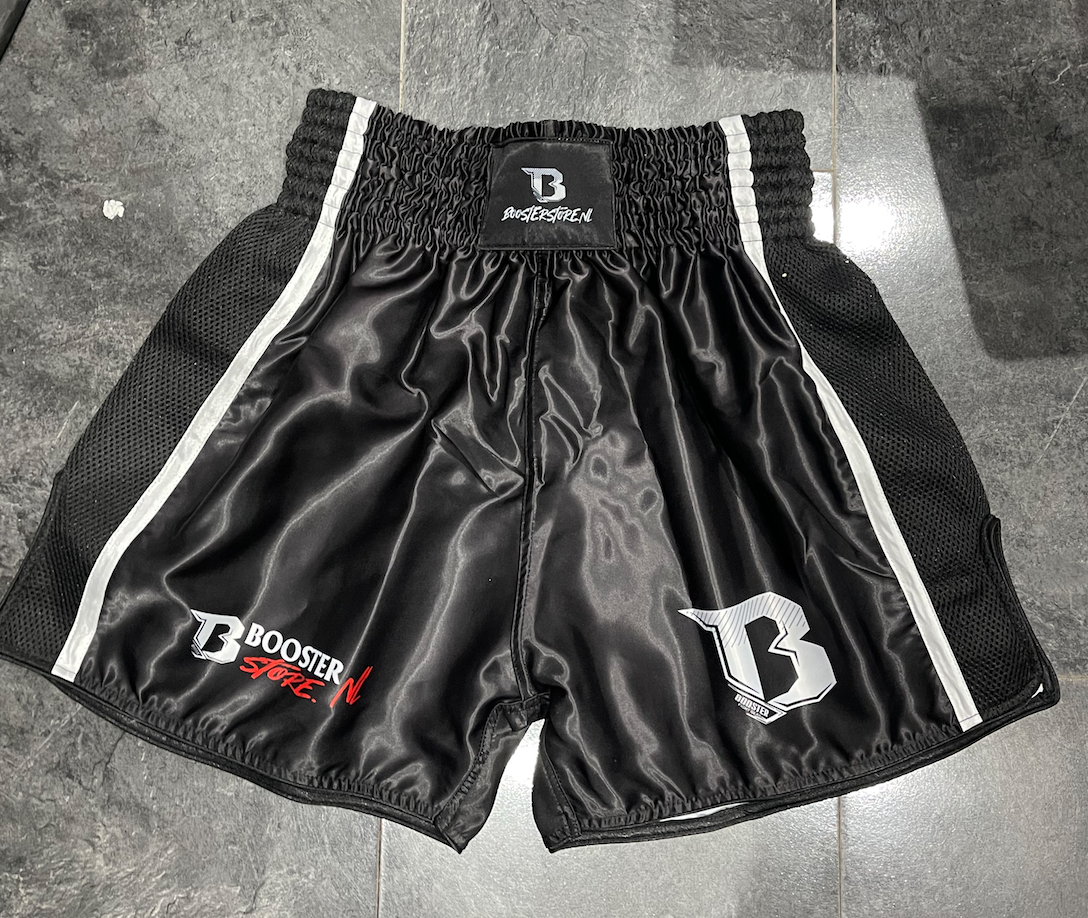 Booster zwarte Muay Thai fight short voor ultiem comfort en maximale bewegingsvrijheid, geschikt voor Muay Thai en kickboksen.