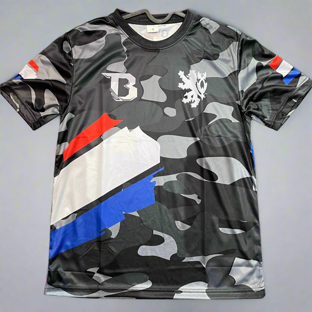 Booster Nederland Camo Fight T-Shirt van glad synthetisch materiaal, met grijze camouflageprint, Nederlandse vlagstrepen en witte logo’s.
