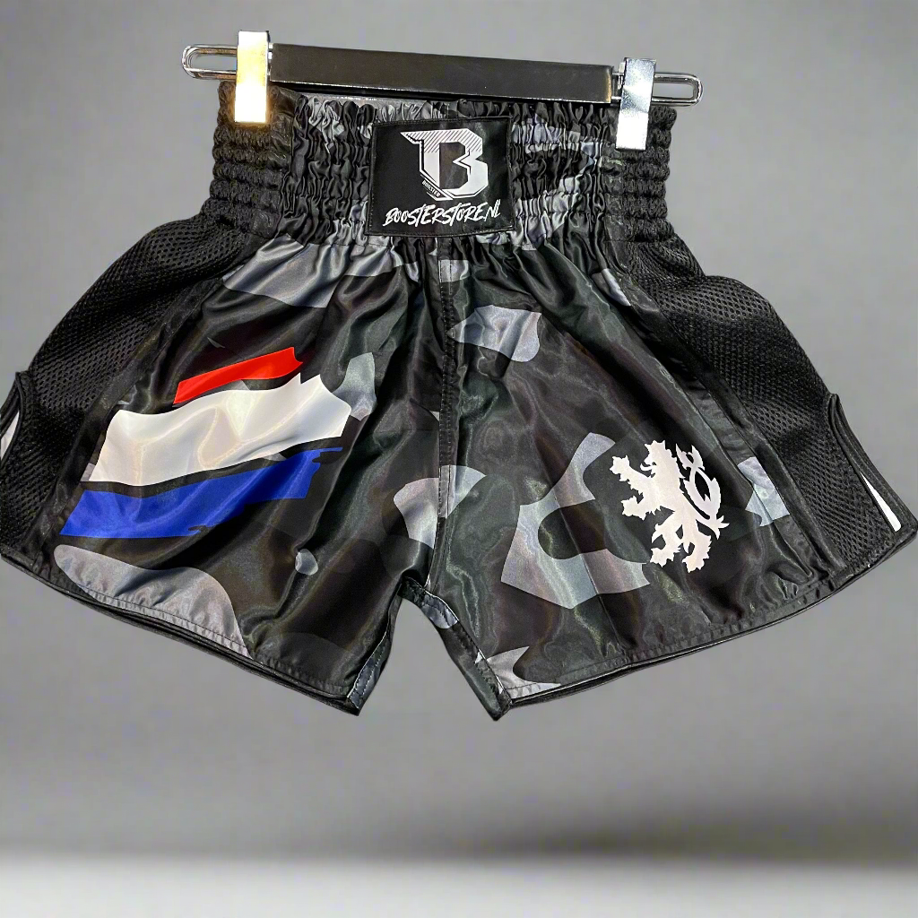 Nederland Camo Booster Fight Short: zwarte kickboksbroek van glanzend polyester met grijs camouflagepatroon en Nederlandse vlagdetails.