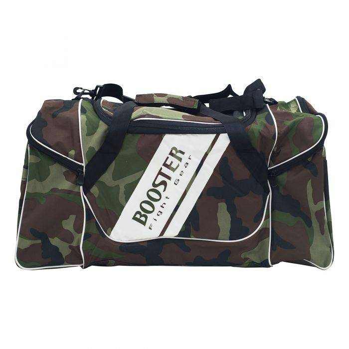 Booster Duffel Bag Camo sporttas met camouflageprint, nylon materiaal, meerdere vakken en zwarte schouderbanden voor vechtsport en training.