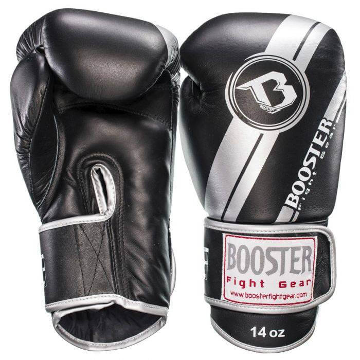 Booster V3 Bokshandschoenen van zwart leer met zilverkleurige strepen, ronde logo’s en dubbele klittenbandsluiting.