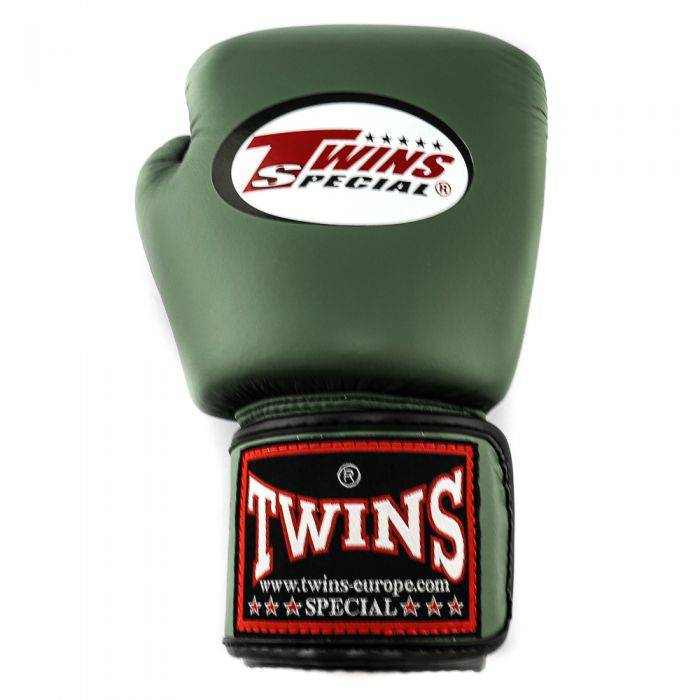 Groene Twins Bokshandschoenen van leer met militaire uitstraling, klittenbandsluiting en Twins Special logo zichtbaar op pols en bovenkant.