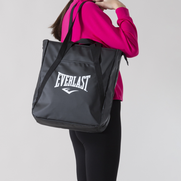 Everlast Everyday Tote Bag zwart – over de schouder gedragen door een model