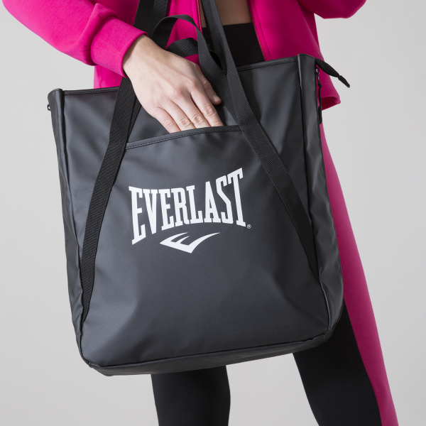 Everlast Everyday Tote Bag zwart – detail van het voorvak en het witte Everlast-logo