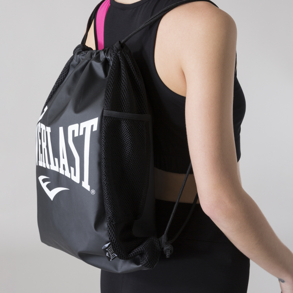 Everlast zwarte sporttas met trekkoord – zijaanzicht op de schouder