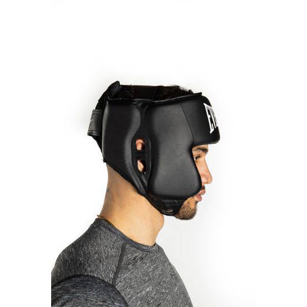 Everlast Core hoofdbeschermer zwart – rechterzijaanzicht met ooropeningen, gedragen door een model