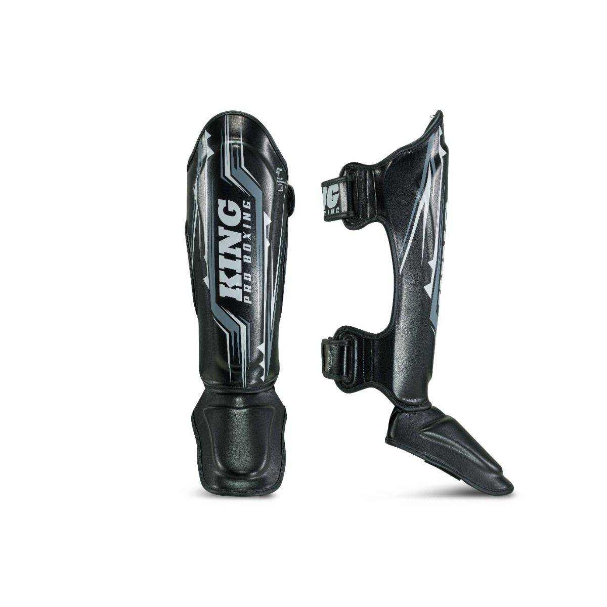 King Pro Boxing Spartan 1 scheenbeschermers voor Muay Thai en kickboksen, premium synthetisch leer, lichtgewicht en duurzaam.