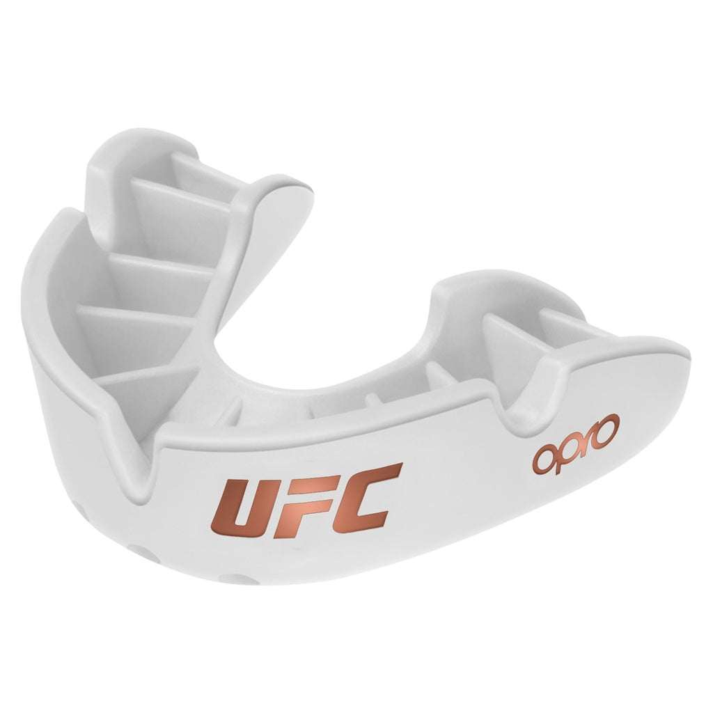 Witte OPRO UFC gebitsbeschermer met geltechnologie en officiële UFC branding voor maximale bescherming en comfort