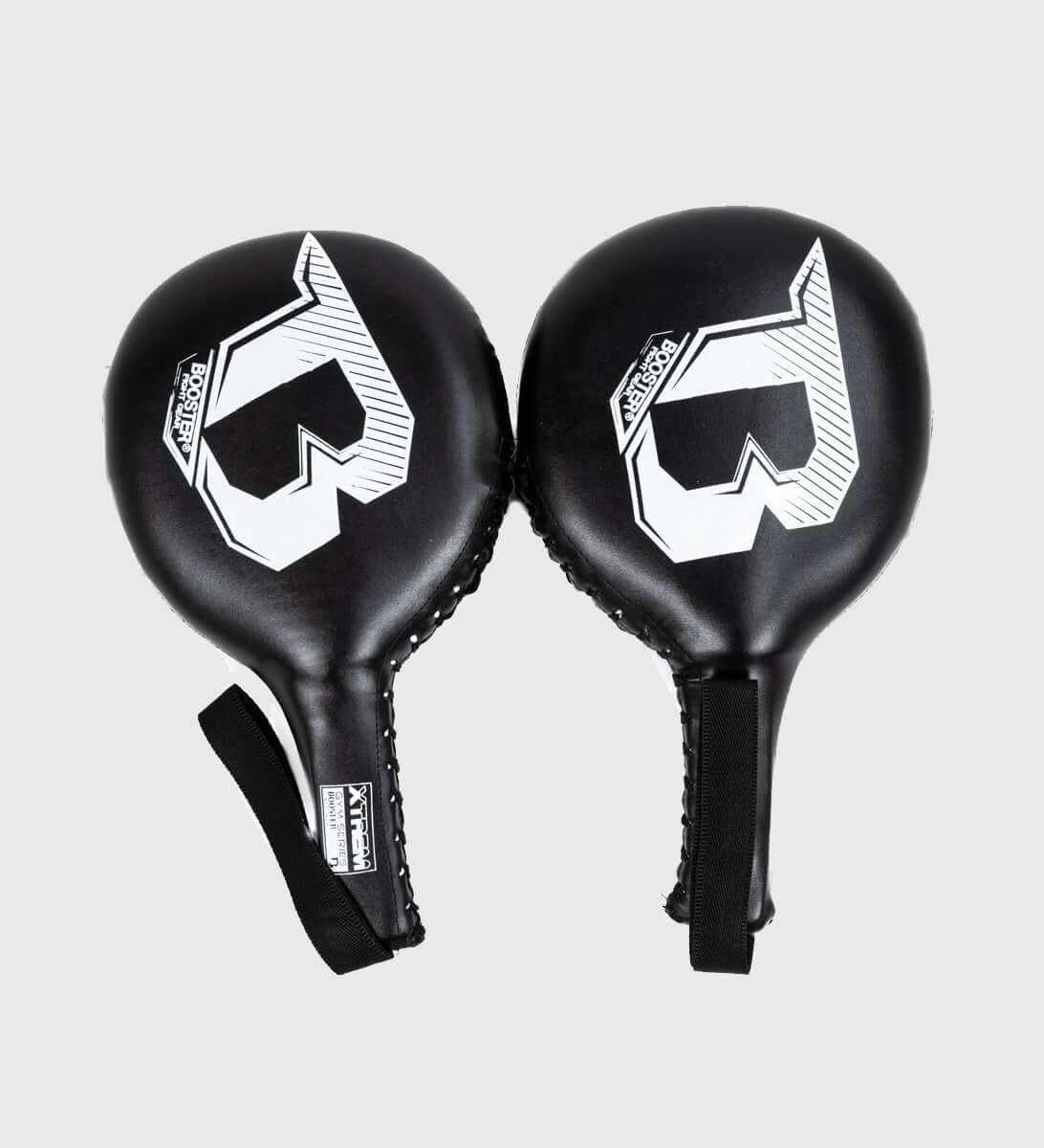 Booster Boks Paddles XTREM zwarte kunstleren boks paddles met zwart-wit logo, lichtgewicht en voorzien van lus.