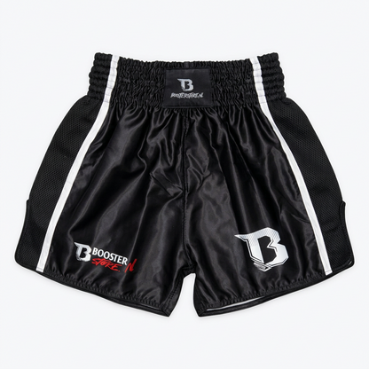 Booster Active Dry zwarte fight set – vooraanzicht Muay Thai-short met meshzijpanelen en witte biezen
