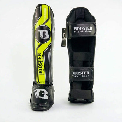 Booster V9 Kickboks neon gele scheenbeschermers, voorzien van zwarte vlakken en logo’s. Met achter aanzicht