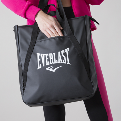 Everlast Everyday Tote Bag zwart – detail van het voorvak en het witte Everlast-logo